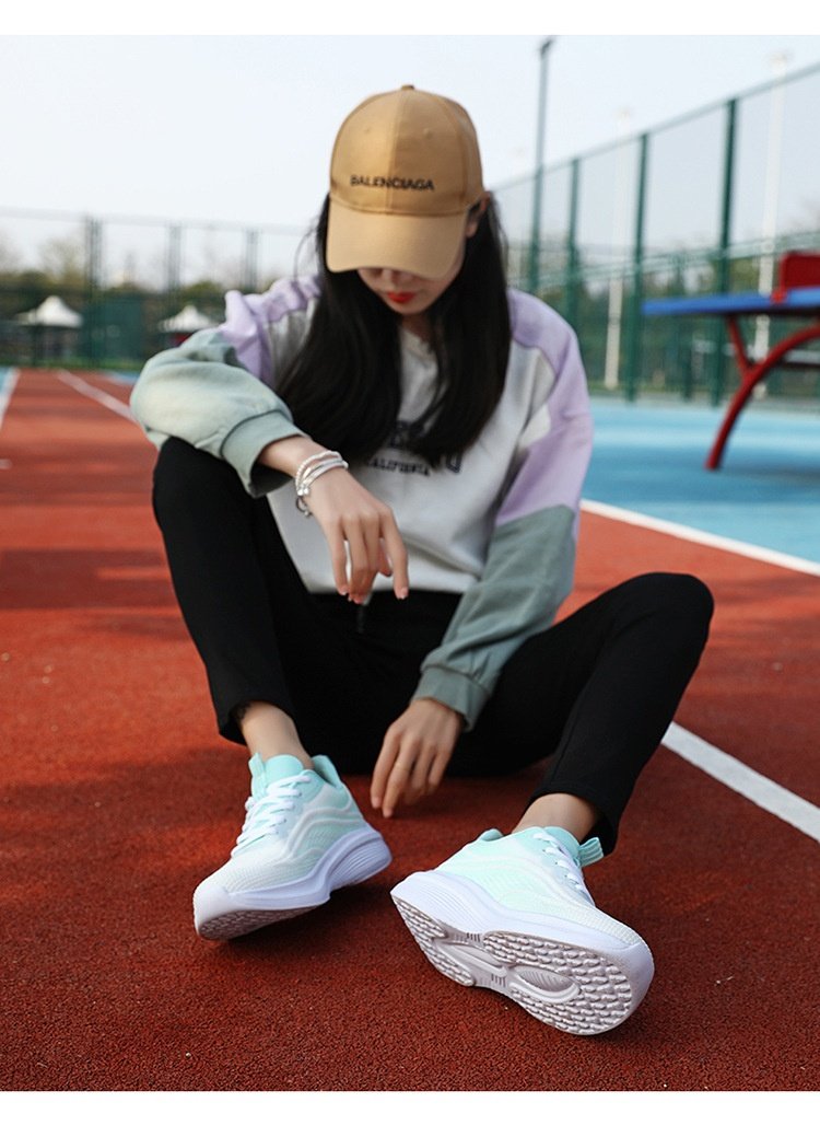 Breathable Lightweight Shock-Absorbing Sneakers Image 3